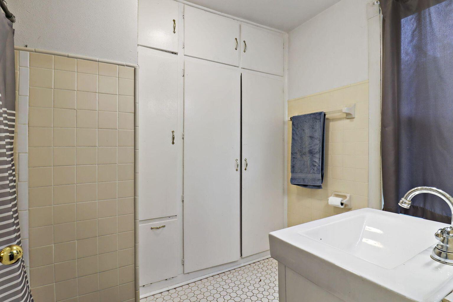 Kenosha, Wisconsin 53143, United States, 3 Bedrooms Bedrooms, ,2 BathroomsBathrooms,Residential,Active,211827