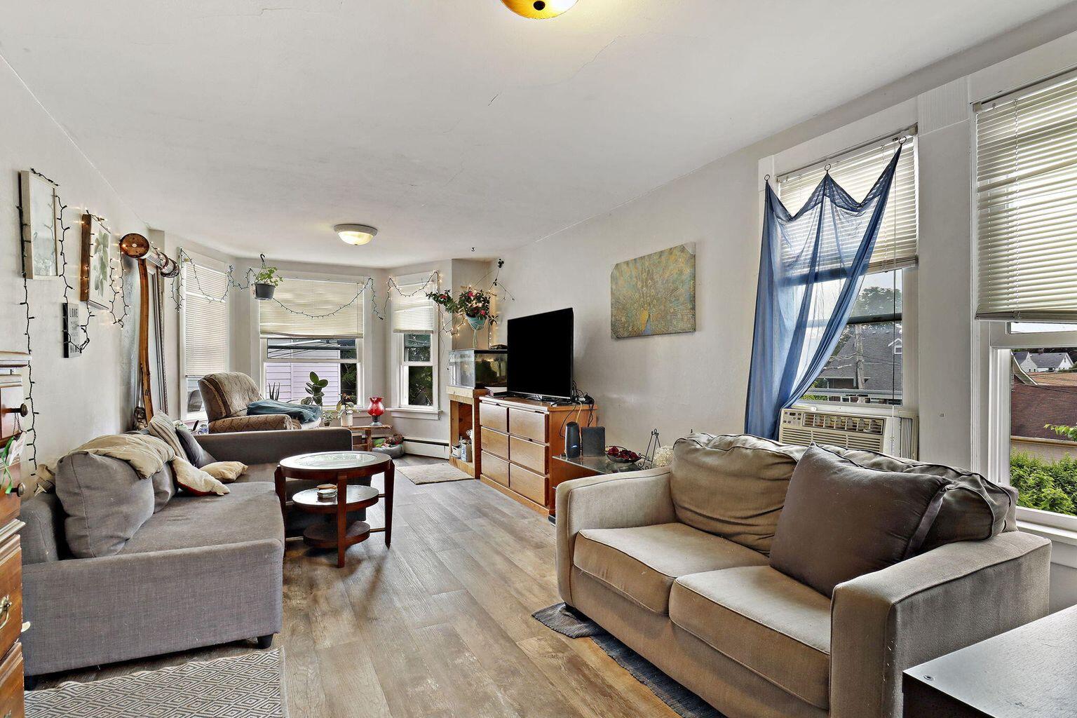 Kenosha, Wisconsin 53143, United States, 3 Bedrooms Bedrooms, ,2 BathroomsBathrooms,Residential,Active,211827