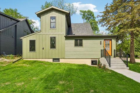Photo of 637 1st St, Delafield, WI 53018 (MLS # 1963709)