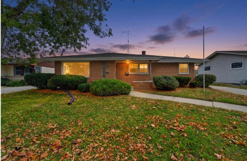 Photo of 1026 Montclair St, Racine, WI 53402 (MLS # 1984860)