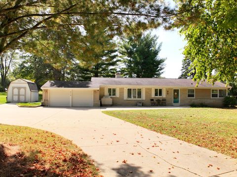Photo of 5319 W Sunnyside Dr, Mequon, WI 53092 (MLS # 1968896)