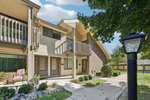 Photo of 1657 S Carriage Ln, New Berlin, WI 53151 (MLS # 1937510)