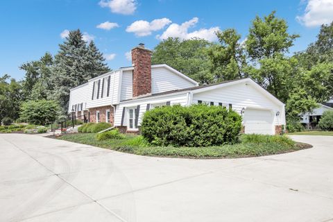 Photo of 2550 Coach House Dr, Brookfield, WI 53045 (MLS # 1940706) Photo of 2550 Coach House Dr, Brookfield, WI 53045 (MLS # 1940706)