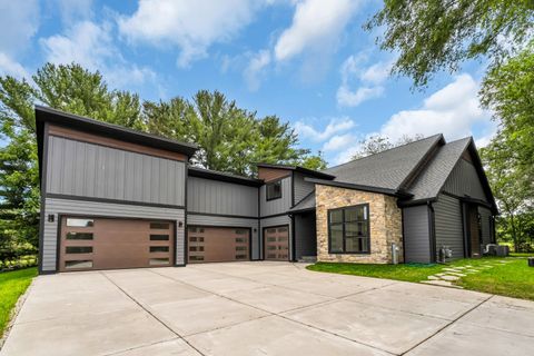 Photo of W5303 Briarwood Rd, Sugar Creek, WI 53121 (MLS # 1967614)