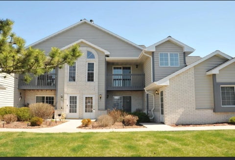Photo of W240N2566 E Parkway Meadow Cir, Pewaukee, WI 53072 (MLS # 1974628)