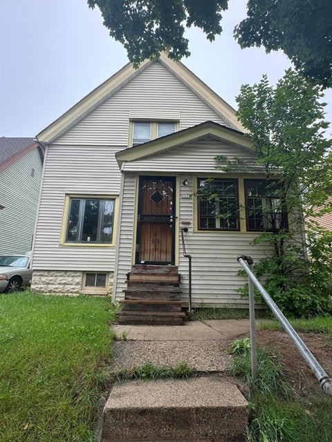 Photo of 2222 W Finn Pl, Milwaukee, WI 53206 (MLS # 1981122)