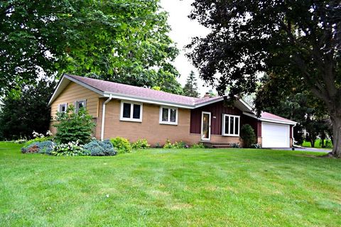 Photo of 16675 W Harmony Ct, New Berlin, WI 53151 (MLS # 1934086)