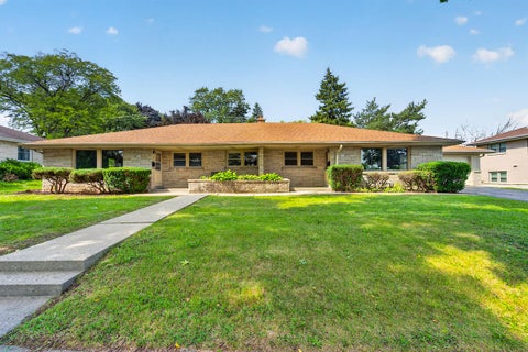 Photo of 3921 N 100th St, Milwaukee, WI 53222 (MLS # 1978886)
