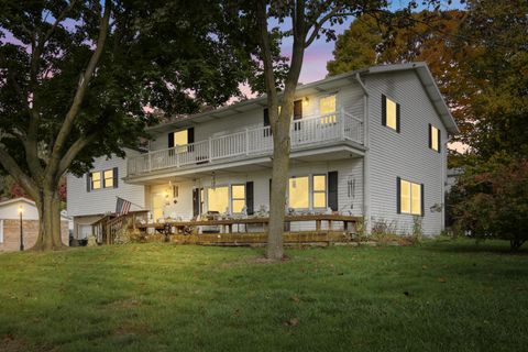 Photo of 2106 Chestnut St, West Bend, WI 53095 (MLS # 1939837)