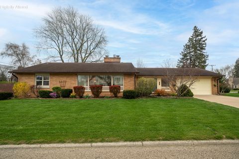 Photo of 321 Lakecrest Dr, Racine, WI 53402 (MLS # 1959978)