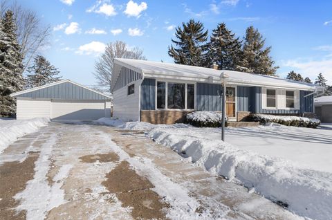 208 W Lilac Ln, Grafton, WI 53024 - #: 1906772