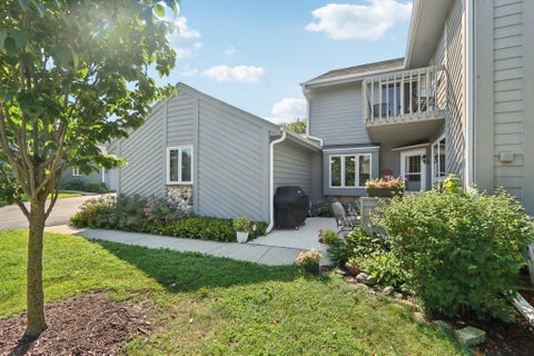 Photo of 15665 W Brook Dr, New Berlin, WI 53151 (MLS # 1931000)
