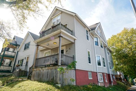 Photo of 1825 N Astor St, Milwaukee, WI 53202 (MLS # 1948162)