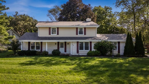 Photo of 983 Chesterton Ct, Oconomowoc, WI 53066 (MLS # 1980575)