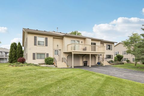 Photo of 10268 W Parkedge Cir, Franklin, WI 53132 (MLS # 1922523)