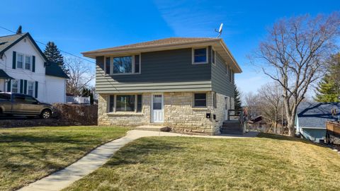 Photo of 231 Prospect Ave, Pewaukee, WI 53072 (MLS # 1954664)