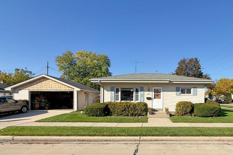 Photo of 2000 Arthur Ave, Racine, WI 53405 (MLS # 1985920)