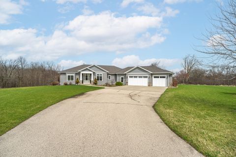 Photo of W3869 Garden Dr, Eden, WI 53019 (MLS # 1958962)