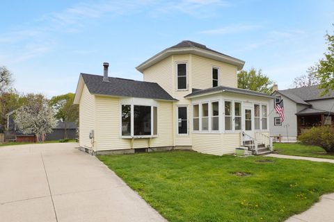 Photo of 428 S Lyman St, Oconomowoc, WI 53066 (MLS # 1960713)