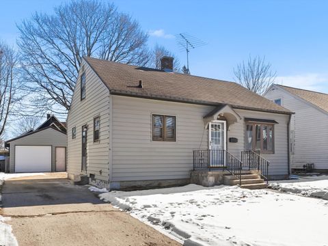 Photo of 925 N 16th St, Manitowoc, WI 54220 (MLS # 1949389)