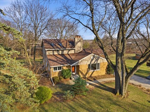 Photo of 2340 Alta Louise Pkwy, Brookfield, WI 53045 (MLS # 1955400)