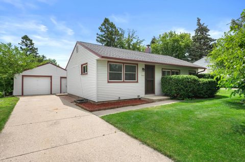 Photo of 4366 S 72nd St, Greenfield, WI 53220 (MLS # 1970101)