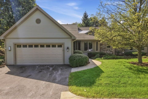 Photo of 315 Oak Ridge Dr, Hartland, WI 53029 (MLS # 1982011)