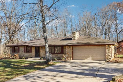 Photo of W207N6838 Flora Dr, Menomonee Falls, WI 53051 (MLS # 1943371)