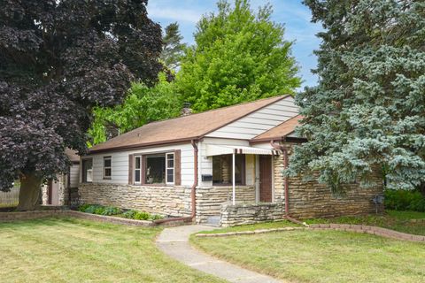 Photo of 1016 Emerson Ave, South Milwaukee, WI 53172 (MLS # 1928230)