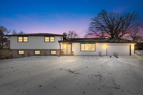 Photo of 15225 Heather Hill Dr, Brookfield, WI 53005 (MLS # 1946917)