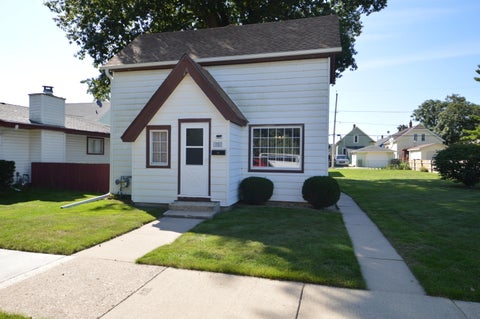 Photo of 809 Manitoba Ave, South Milwaukee, WI 53172 (MLS # 1979572)