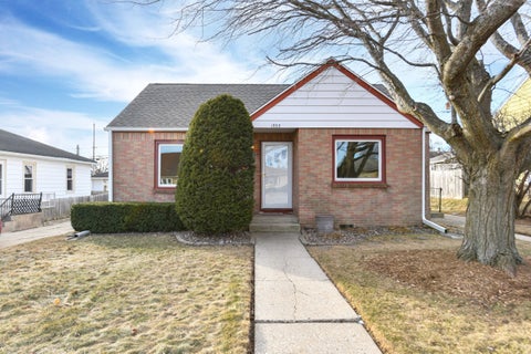 Photo of 1733 Manitoba Ave, South Milwaukee, WI 53172 (MLS # 1905440)