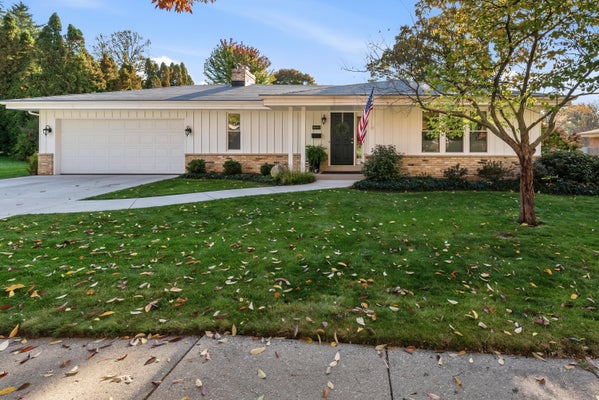 W60N892 ARBOR DR, CEDARBURG, WI 53012 - Image c0cff19d84a1a6a3fe502eadcbe8d9fe/3573298165