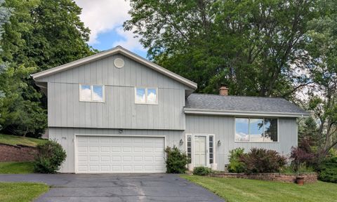 Photo of 631 Jordan Cir, Richfield, WI 53017 (MLS # 1968124)