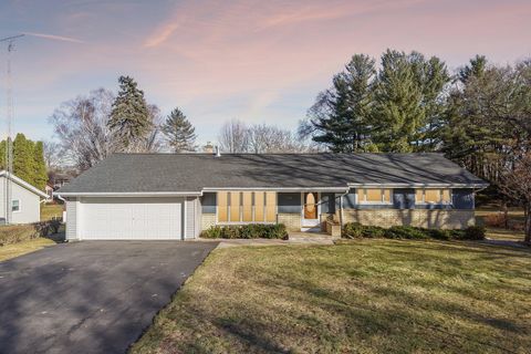 Photo of 1018 S Ferry Dr, Lake Mills, WI 53551 (MLS # 1950619)