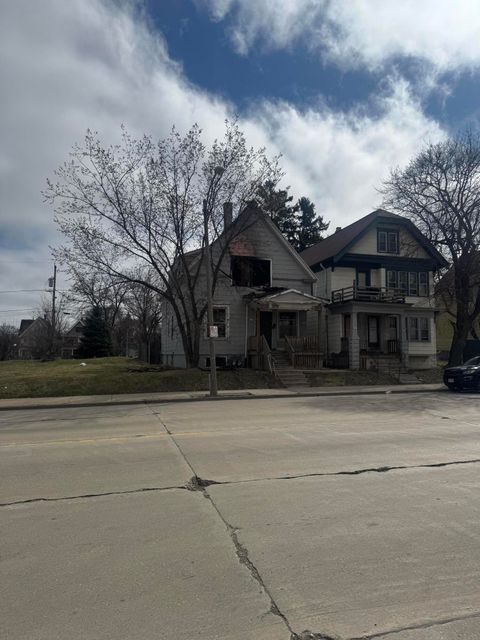 Photo of 2162 N 35th St, Milwaukee, WI 53208 (MLS # 1956006)