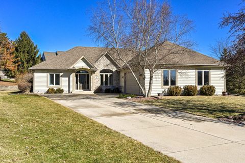 Photo of N21W26622 Cattail Ct, Pewaukee, WI 53072 (MLS # 1950560)