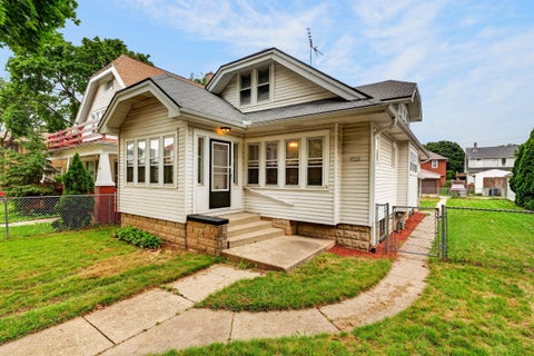 Photo of 2772 N 52nd St, Milwaukee, WI 53210 (MLS # 1976352)