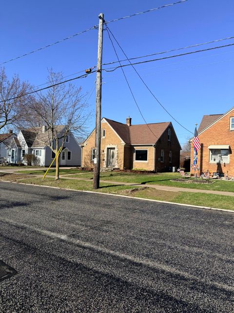 Photo of 1608 S 16th St, Manitowoc, WI 54220 (MLS # 1958615)