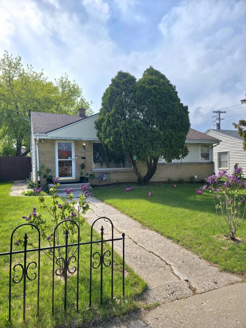 Photo of 3949 N 77th St, Milwaukee, WI 53222 (MLS # 1966928)