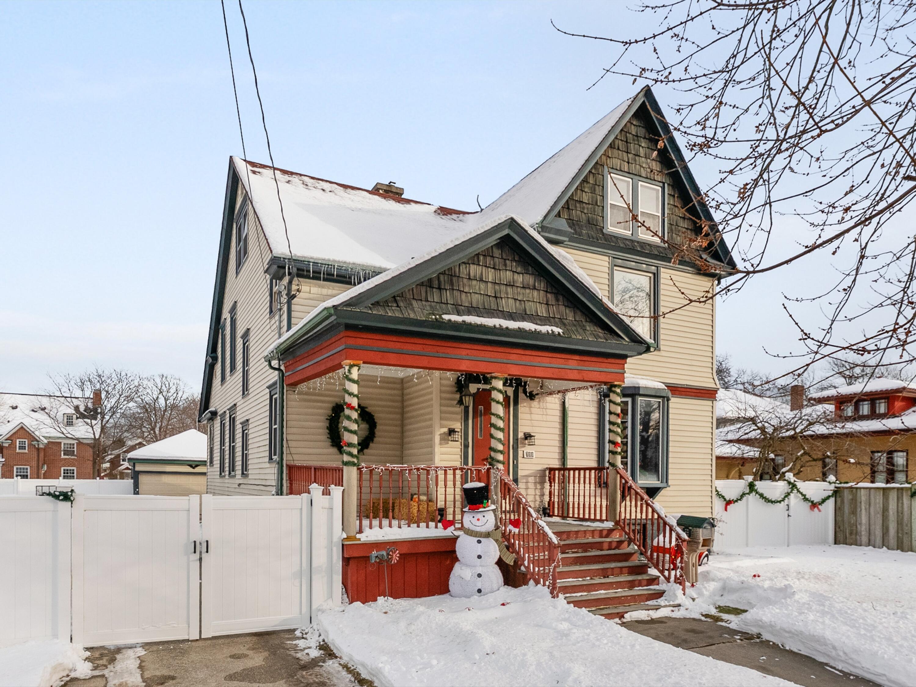 Manitowoc, Wisconsin 54220, United States, 4 Bedrooms Bedrooms, ,4 BathroomsBathrooms,Residential,Active,256441