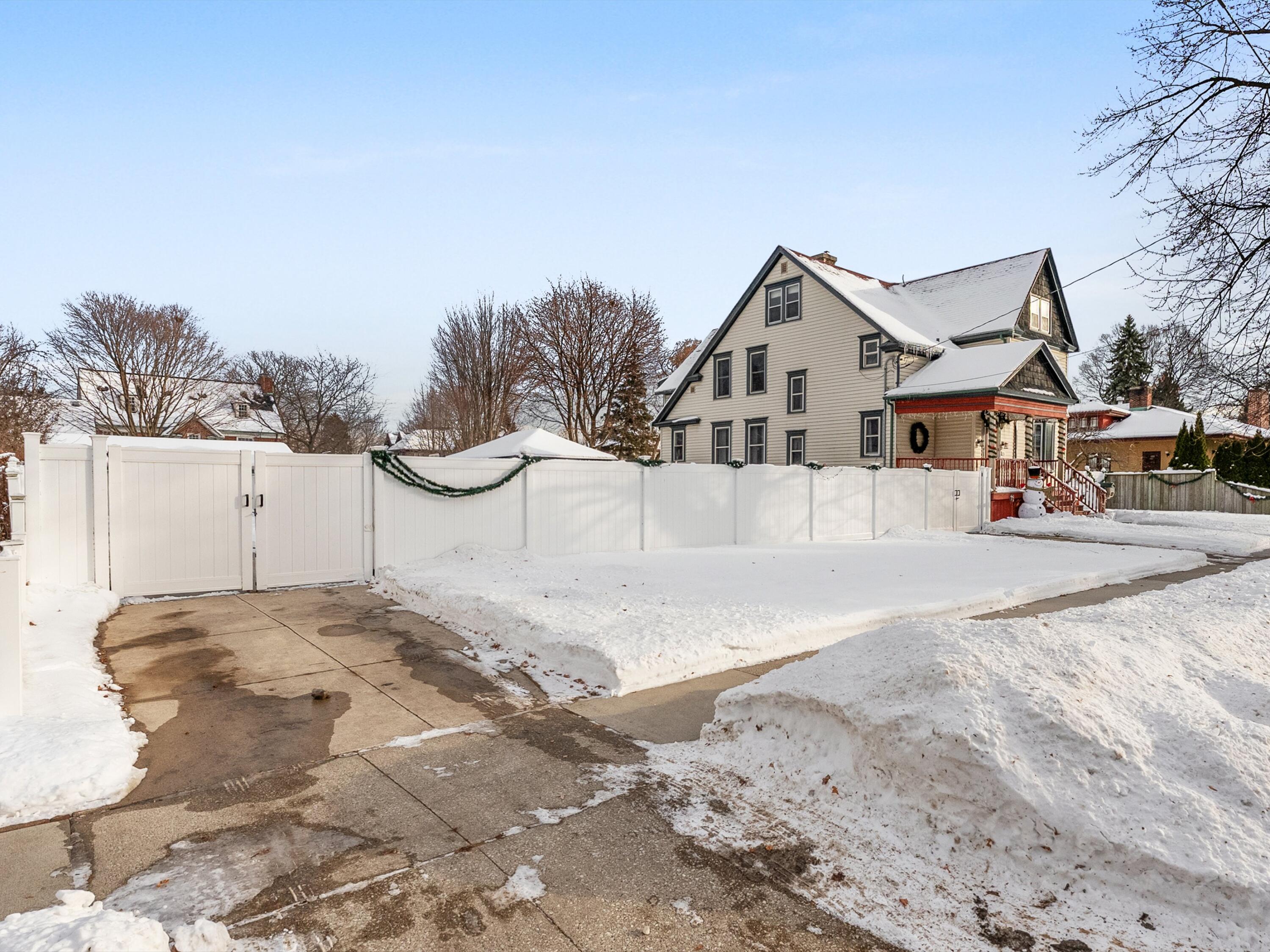 Manitowoc, Wisconsin 54220, United States, 4 Bedrooms Bedrooms, ,4 BathroomsBathrooms,Residential,Active,256441