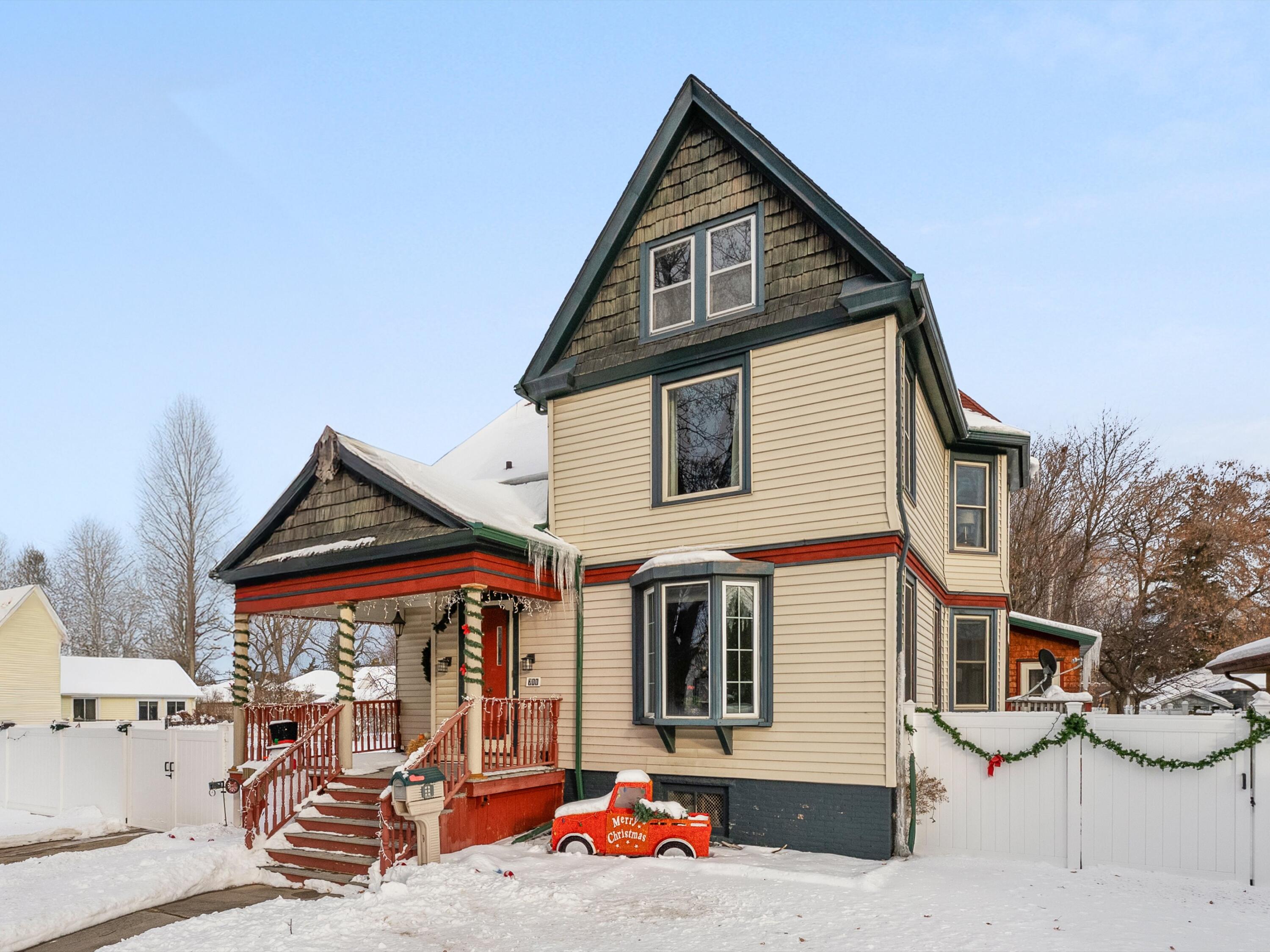 Manitowoc, Wisconsin 54220, United States, 4 Bedrooms Bedrooms, ,4 BathroomsBathrooms,Residential,Active,256441