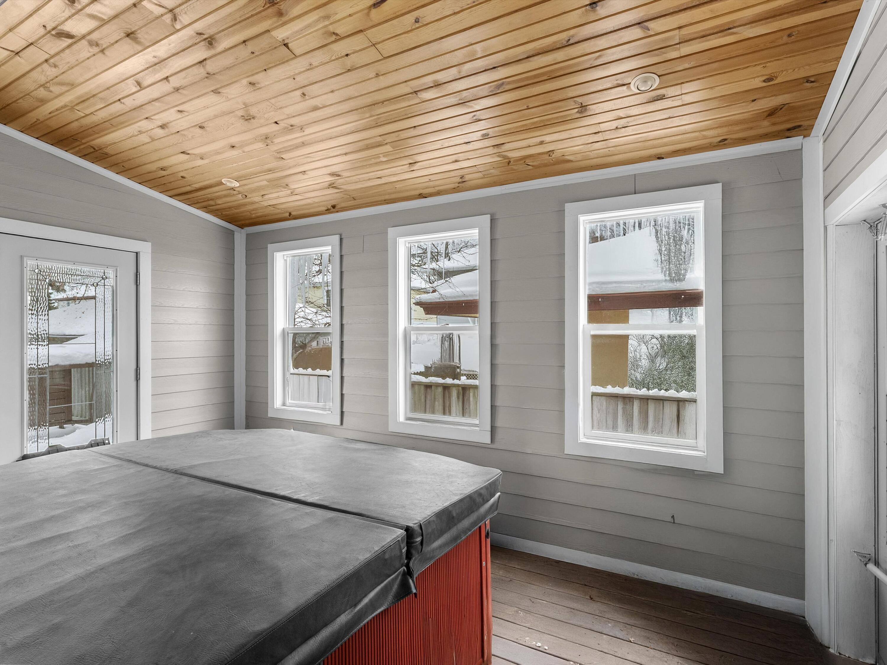 Manitowoc, Wisconsin 54220, United States, 4 Bedrooms Bedrooms, ,4 BathroomsBathrooms,Residential,Active,256441