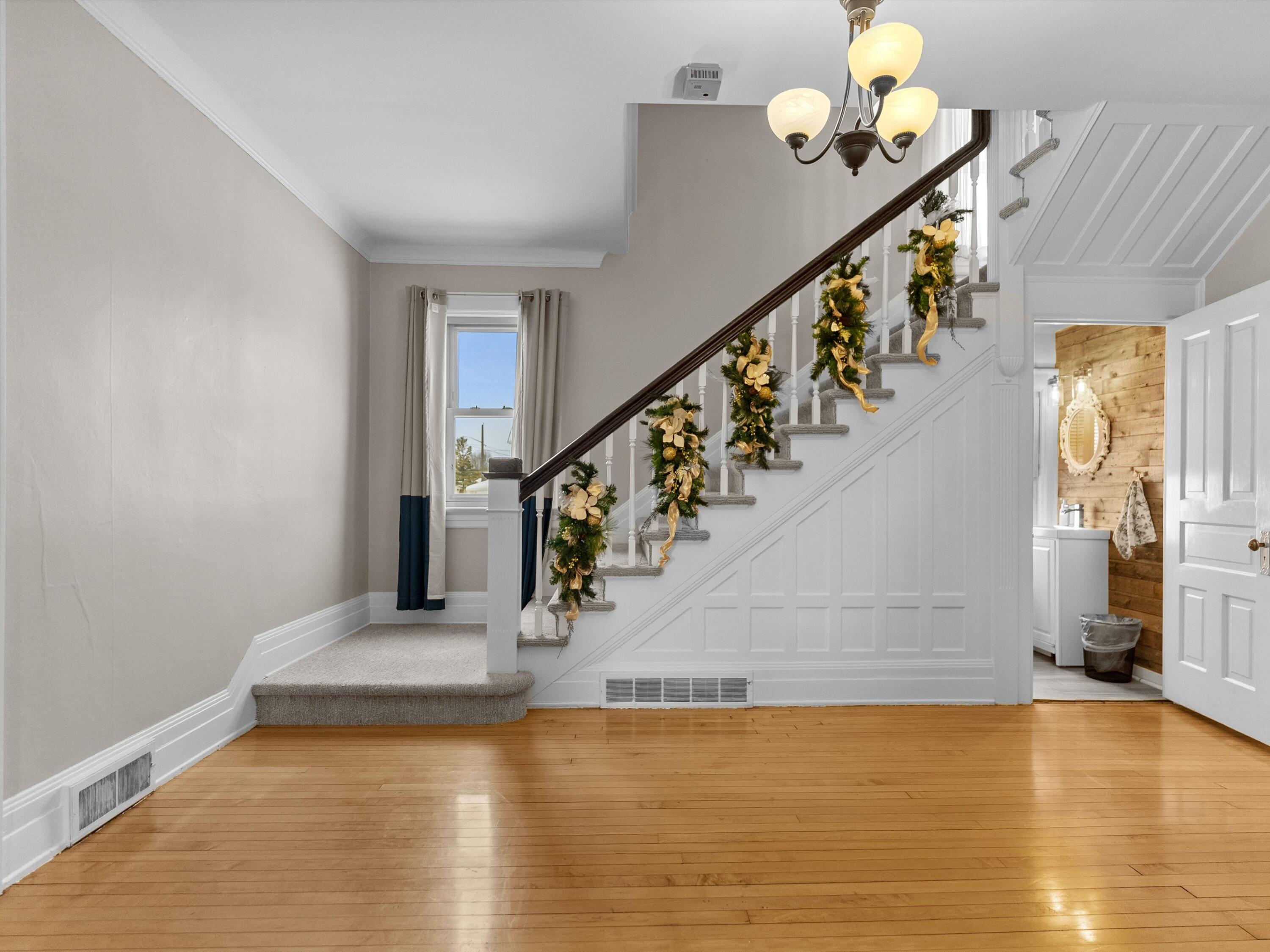 Manitowoc, Wisconsin 54220, United States, 4 Bedrooms Bedrooms, ,4 BathroomsBathrooms,Residential,Active,256441