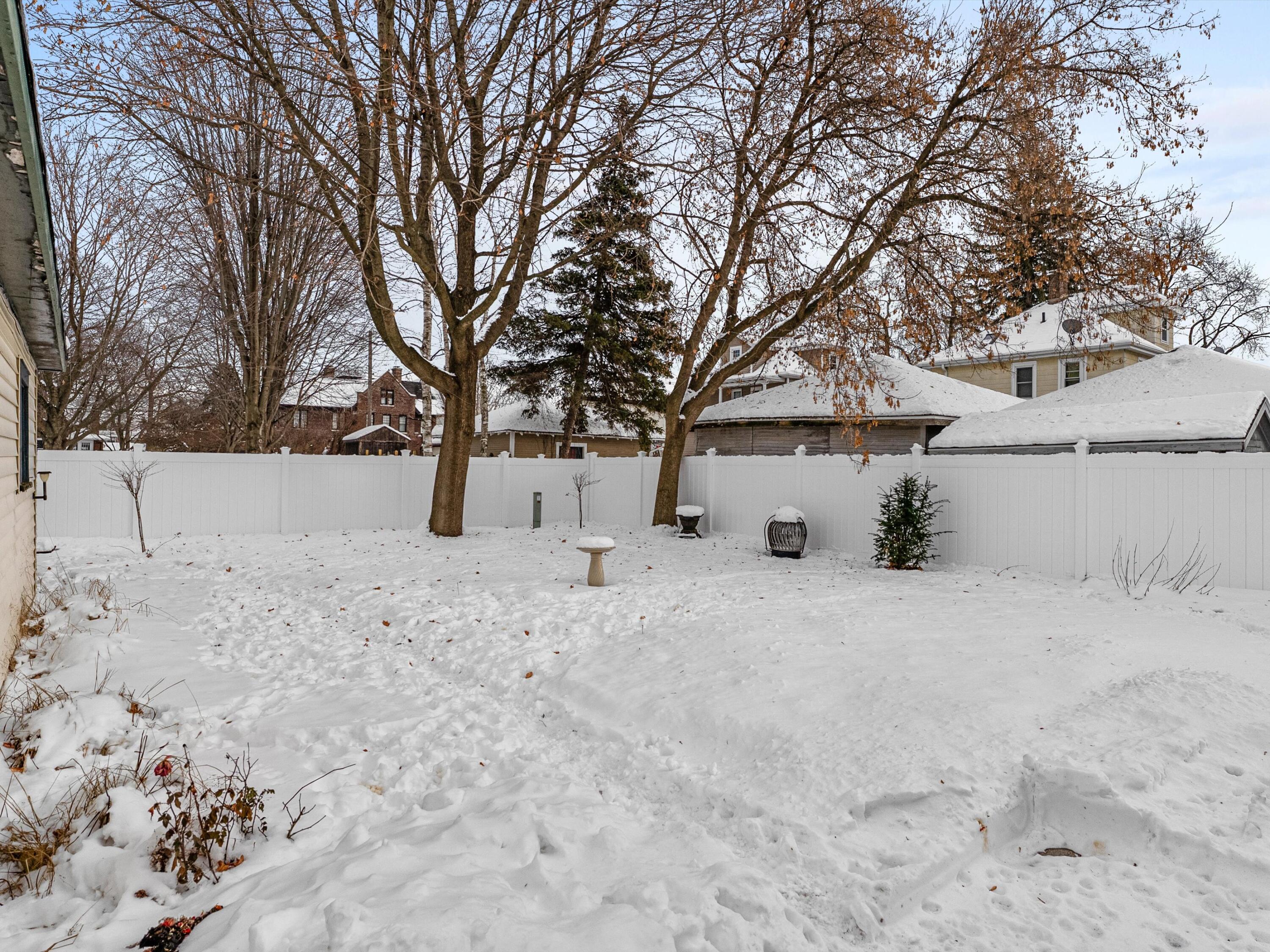 Manitowoc, Wisconsin 54220, United States, 4 Bedrooms Bedrooms, ,4 BathroomsBathrooms,Residential,Active,256441