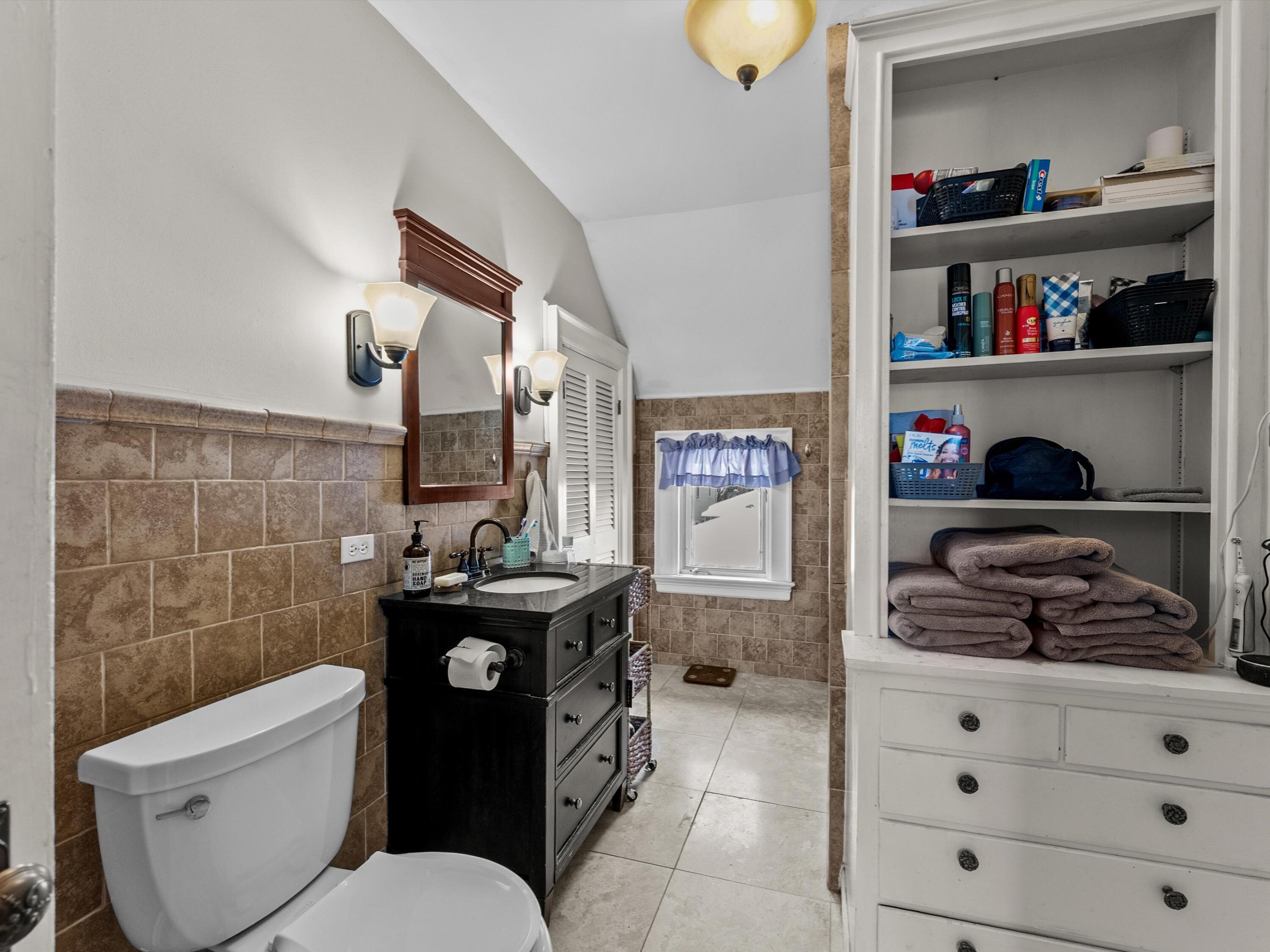 Manitowoc, Wisconsin 54220, United States, 4 Bedrooms Bedrooms, ,4 BathroomsBathrooms,Residential,Active,256441