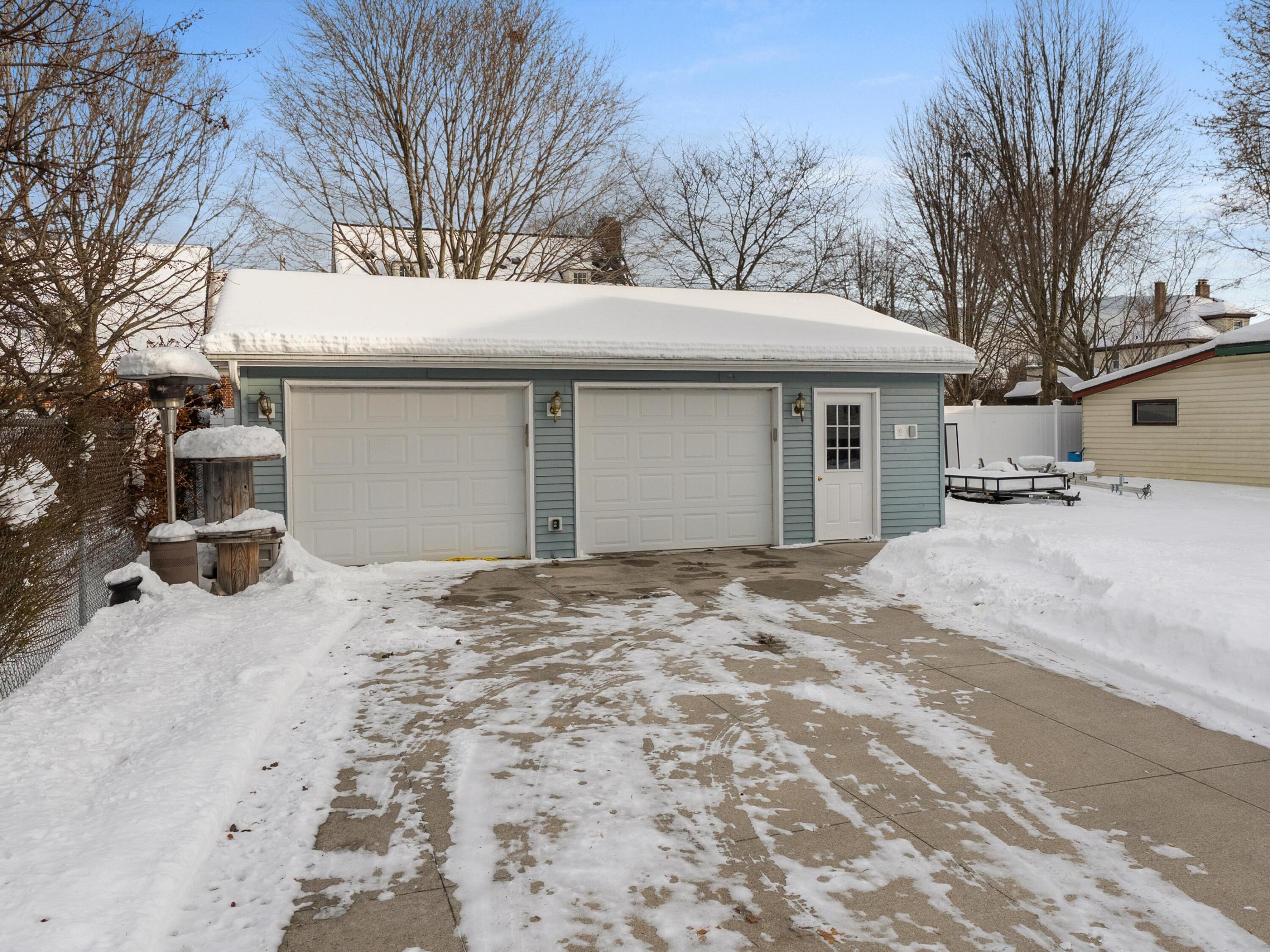 Manitowoc, Wisconsin 54220, United States, 4 Bedrooms Bedrooms, ,4 BathroomsBathrooms,Residential,Active,256441