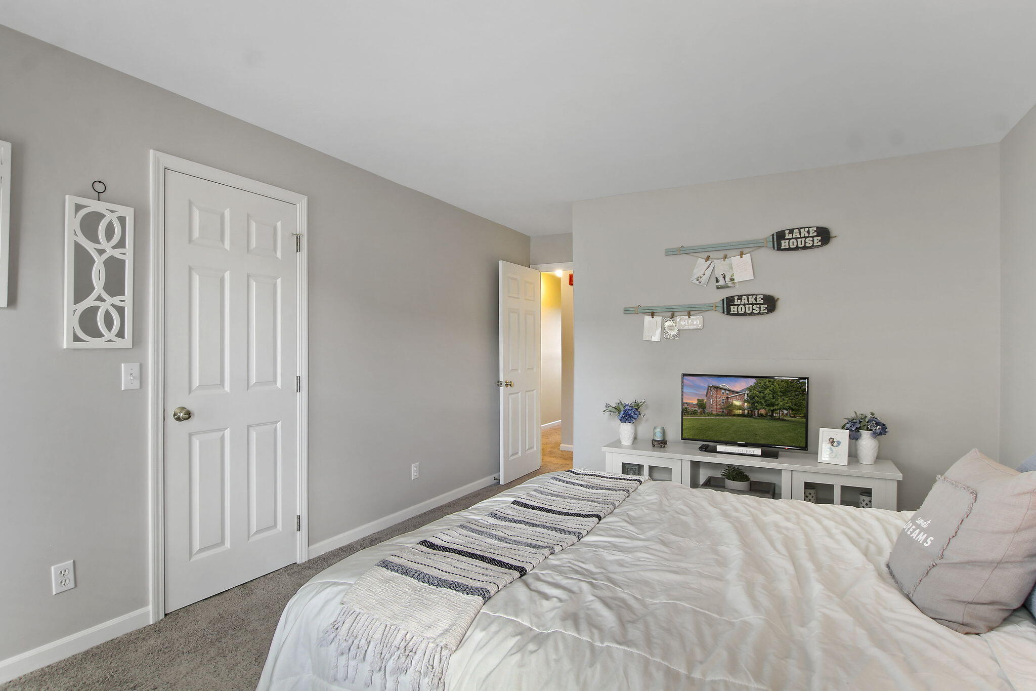 Kenosha, Wisconsin 53140, United States, 2 Bedrooms Bedrooms, ,3 BathroomsBathrooms,Residential,Pending,116145