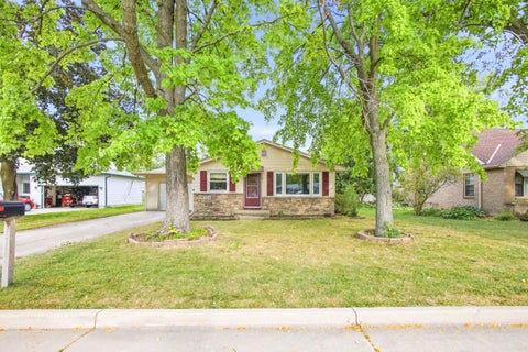 Photo of 723 Roosevelt Ave, Oconomowoc, WI 53066 (MLS # 1979256)